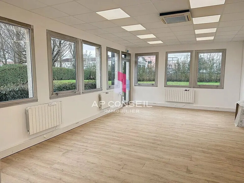 Flex in Coignières for lease - Building Photo - Image 2 of 4