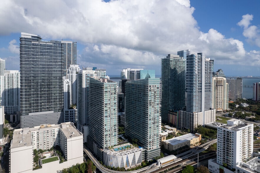 1111 SW 1st Ave, Miami, FL for lease - Building Photo - Image 2 of 3