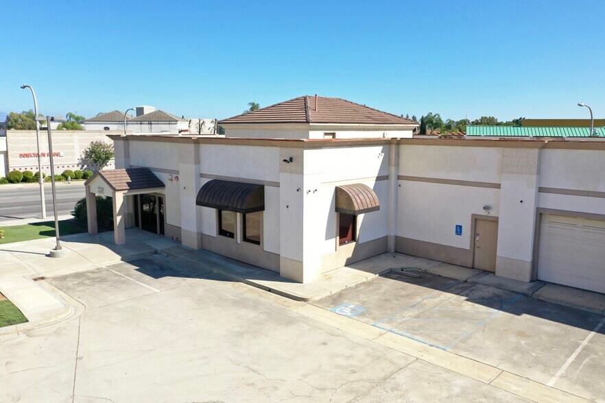239 N Brea Blvd, Brea, CA à louer - Photo du bâtiment - Image 3 de 10
