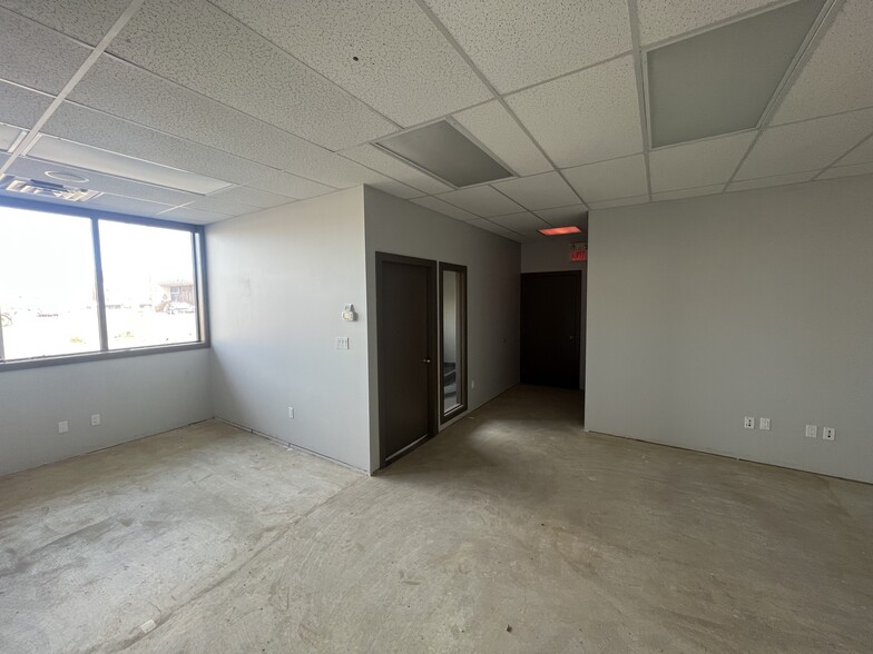 105 S Railway Av, Drumheller, AB for lease - Interior Photo - Image 2 of 13