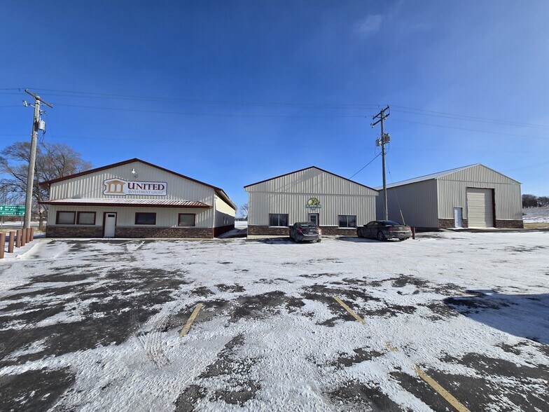 Highway 60 Portfolio portefeuille de 3 propriétés à vendre sur LoopNet.ca - Photo du bâtiment - Image 2 de 8