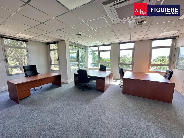 1090 Rue René Descartes, Aix-en-Provence for sale - Interior Photo - Image 2 of 18