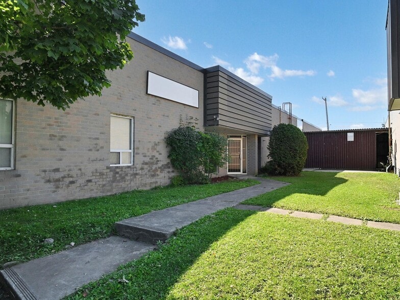 1291 Matheson Blvd E, Mississauga, ON à vendre - Photo du bâtiment - Image 2 de 14