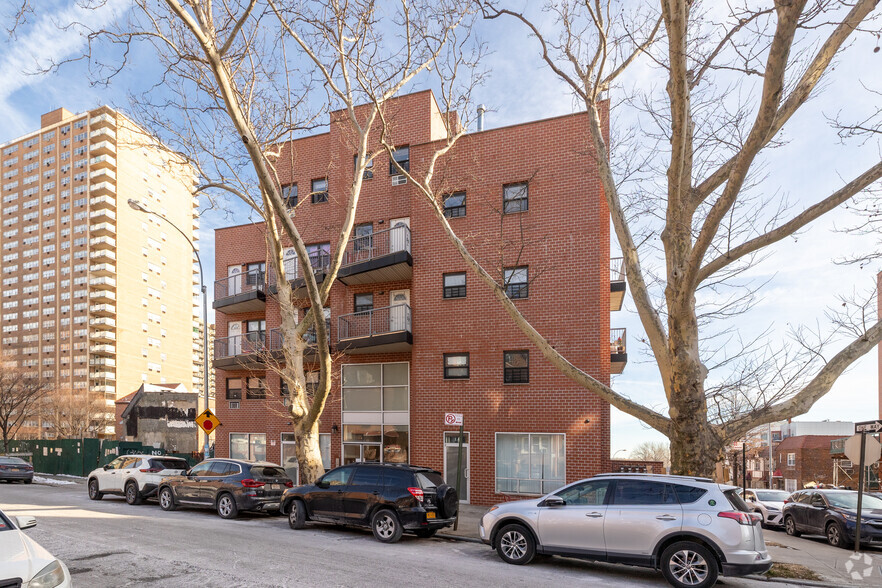 136-20 Cherry Ave, Flushing, NY à vendre - Photo du bâtiment - Image 3 de 5