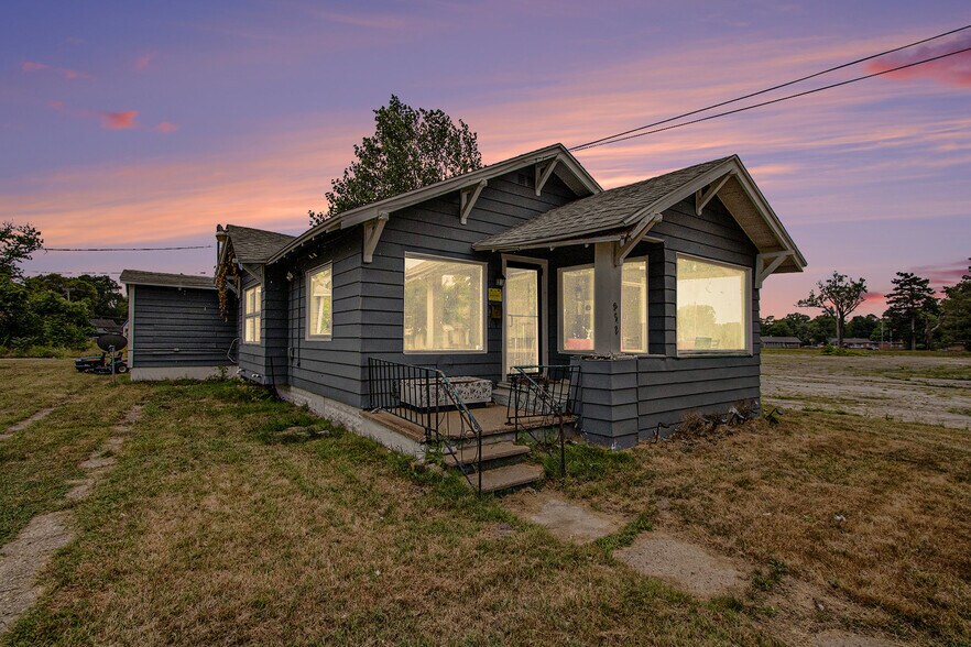 952 Pipestone St, Benton Harbor, MI à vendre - Photo du bâtiment - Image 1 de 16