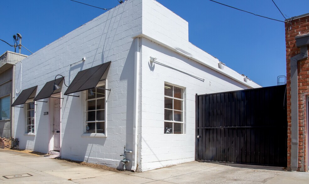 2228 Barry Ave, Los Angeles, CA for lease - Primary Photo - Image 2 of 3