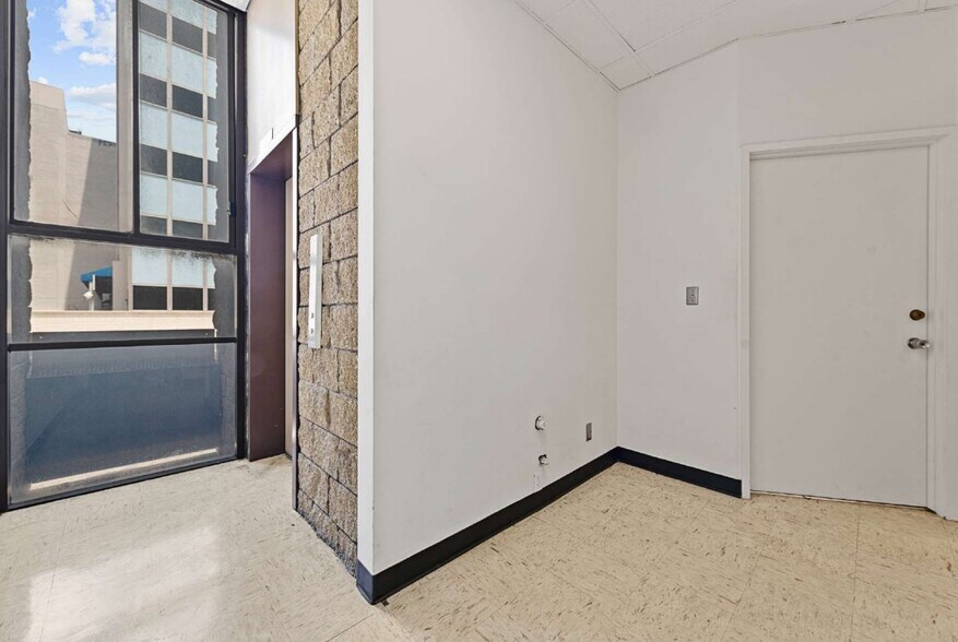 316 E 2nd St, Los Angeles, CA à louer - Photo intérieure - Image 2 de 6