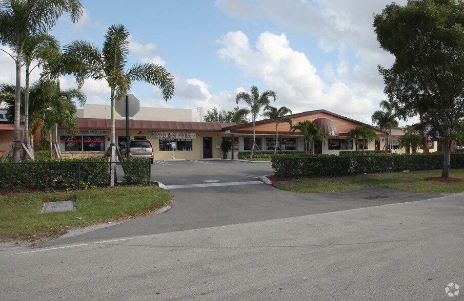 8425-8453 SW 132nd St, Miami, FL à louer - Photo du bâtiment - Image 2 de 4