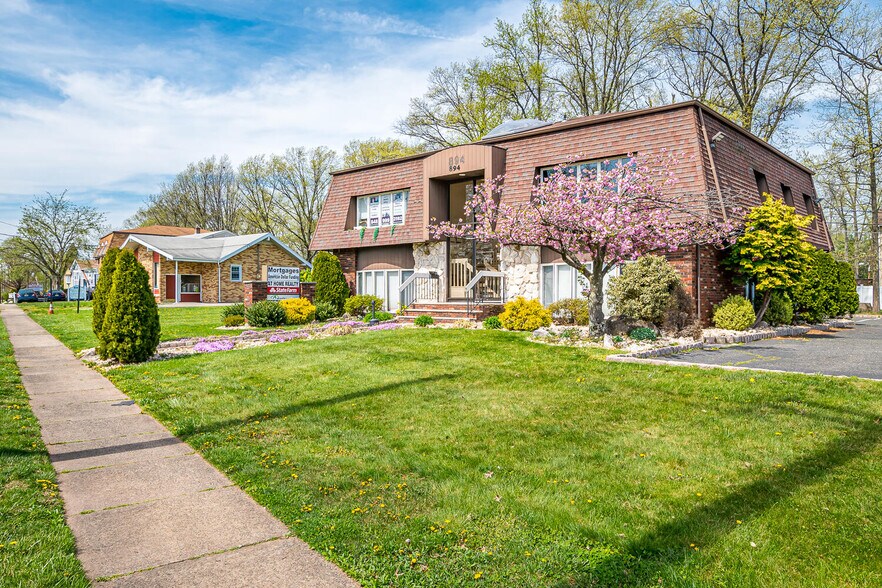 894 Green St, Iselin, NJ à vendre - Photo du bâtiment - Image 1 de 45