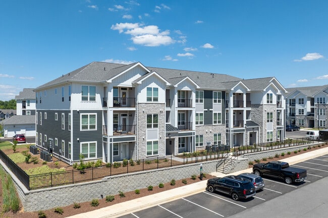 Plus de détails pour 400 Alex Ridge Dr, Fuquay Varina, NC - Commerce de détail à louer