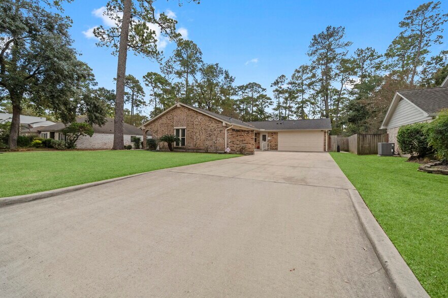 1930 River Falls Dr, Kingwood, TX à vendre - Photo du bâtiment - Image 2 de 64