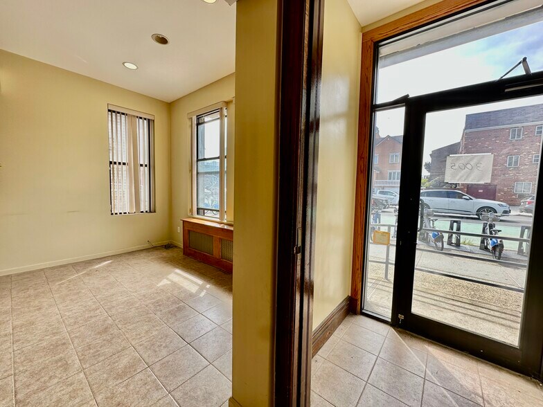 3005 31st Ave, Astoria, NY à louer - Photo du bâtiment - Image 3 de 22