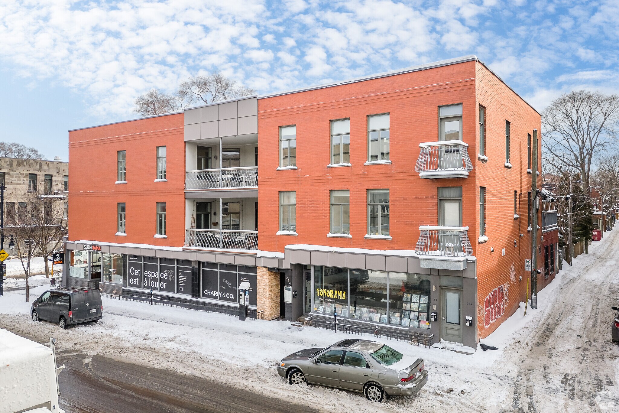 254 Rue Bernard O, Montréal, QC for sale Primary Photo- Image 1 of 1