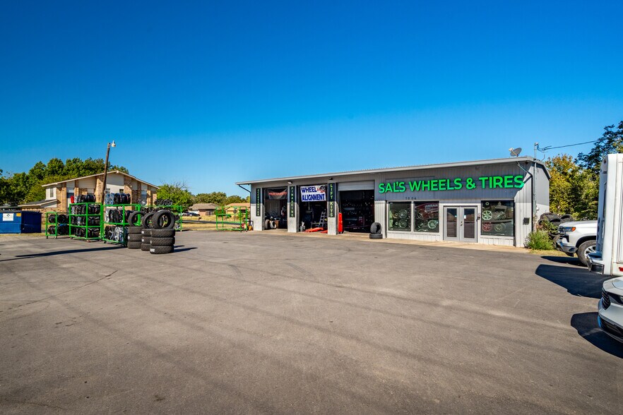 1004 W Main St, Crowley, TX à vendre - Photo du bâtiment - Image 3 de 22