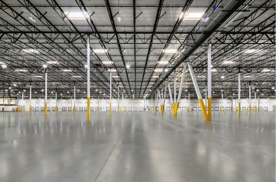 17300 Slover Ave, Fontana, CA à louer - Photo du bâtiment - Image 3 de 6