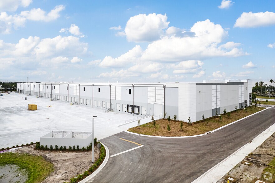 6939 Ltc Pky, Port Saint Lucie, FL à vendre - Photo du bâtiment - Image 3 de 11