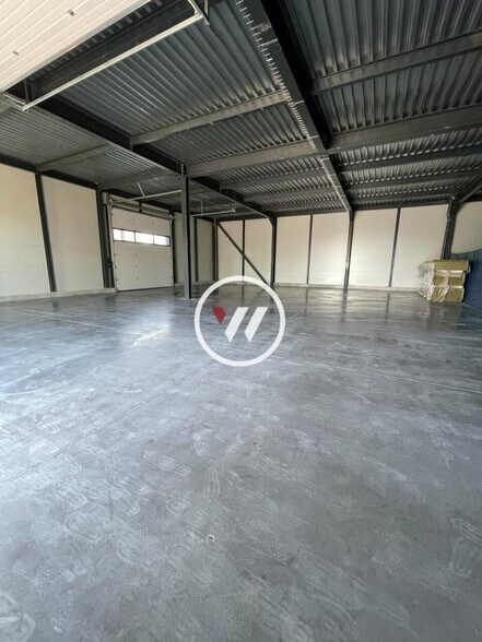 Flex in Signes for lease - Interior Photo - Image 1 of 9