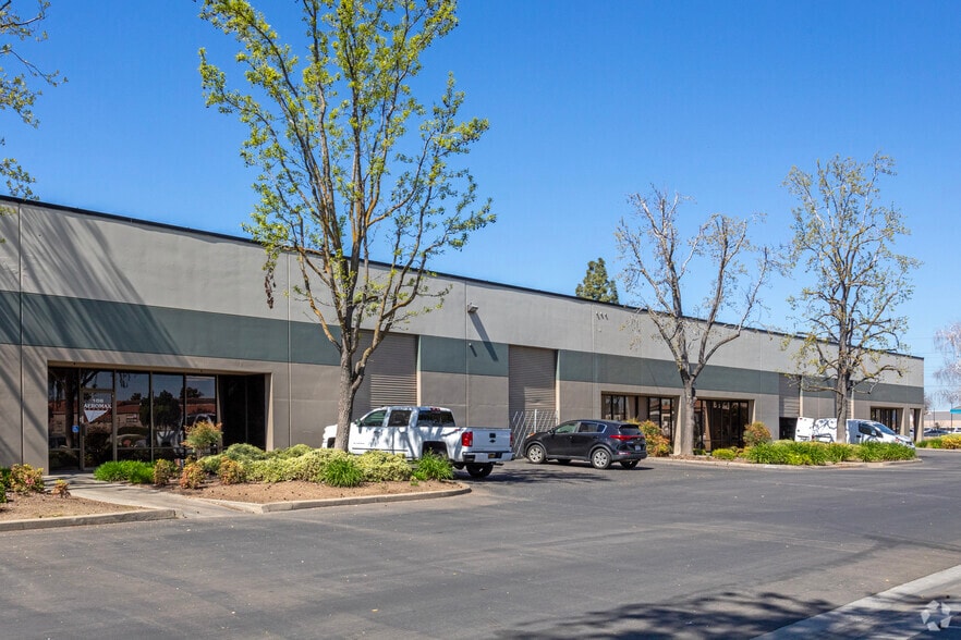 4067 W Shaw Ave, Fresno, CA for lease - Building Photo - Image 2 of 14