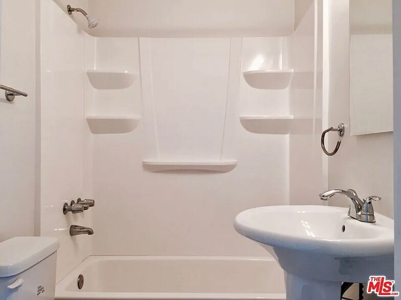 834 Laguna Ave, Los Angeles, CA à vendre - Photo du bâtiment - Image 2 de 37