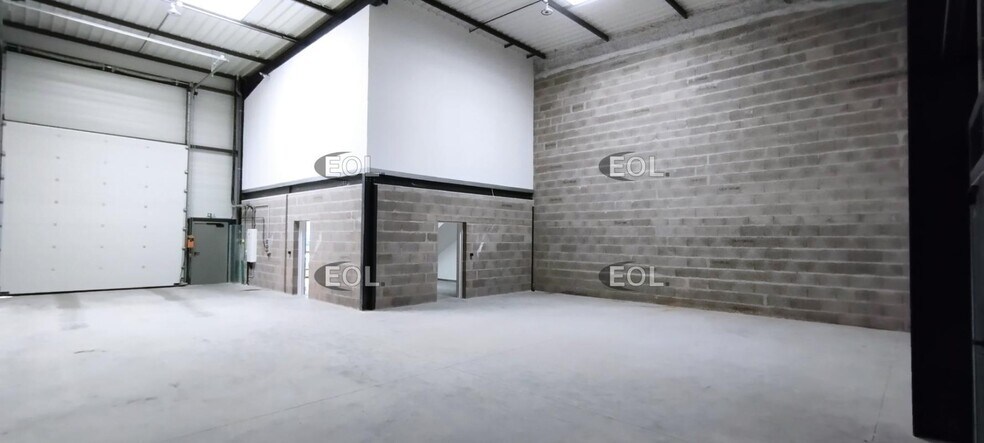 Flex in Chassieu for lease - Interior Photo - Image 3 of 12