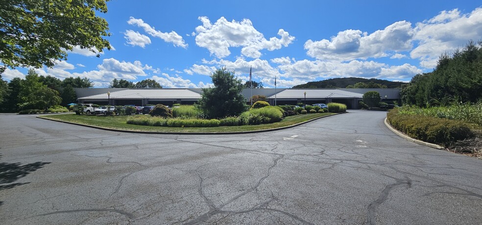 14 High Bridge Rd, Sandy Hook, CT for sale - Building Photo - Image 2 of 25