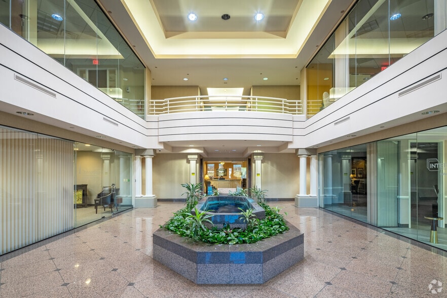 12910 Shelbyville Rd, Louisville, KY à vendre - Hall d’entrée - Image 2 de 11