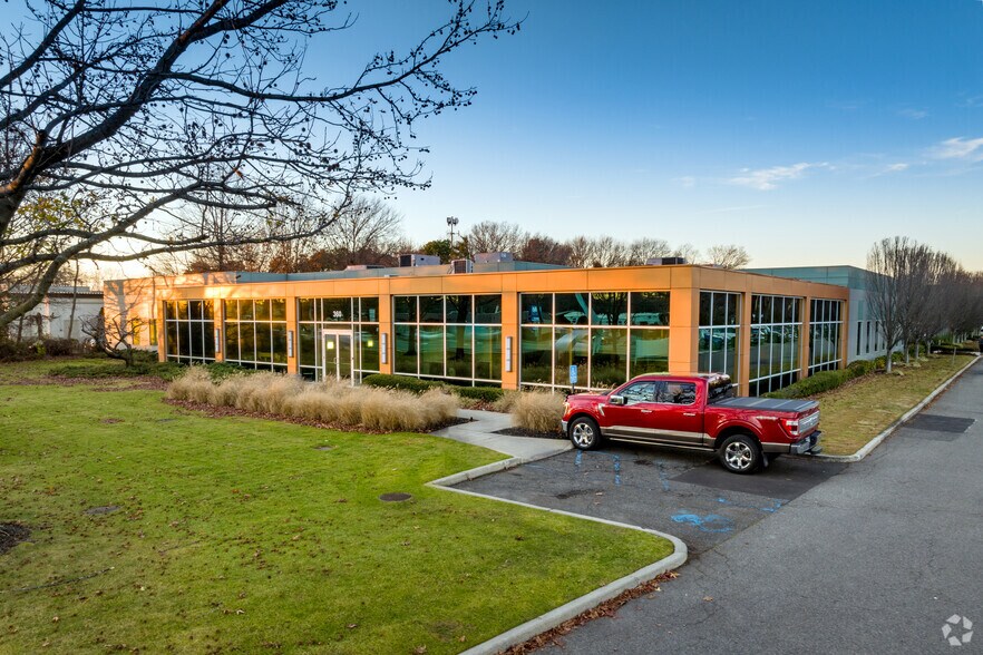 360 Motor Pky, Hauppauge, NY à louer - Photo du bâtiment - Image 1 de 11