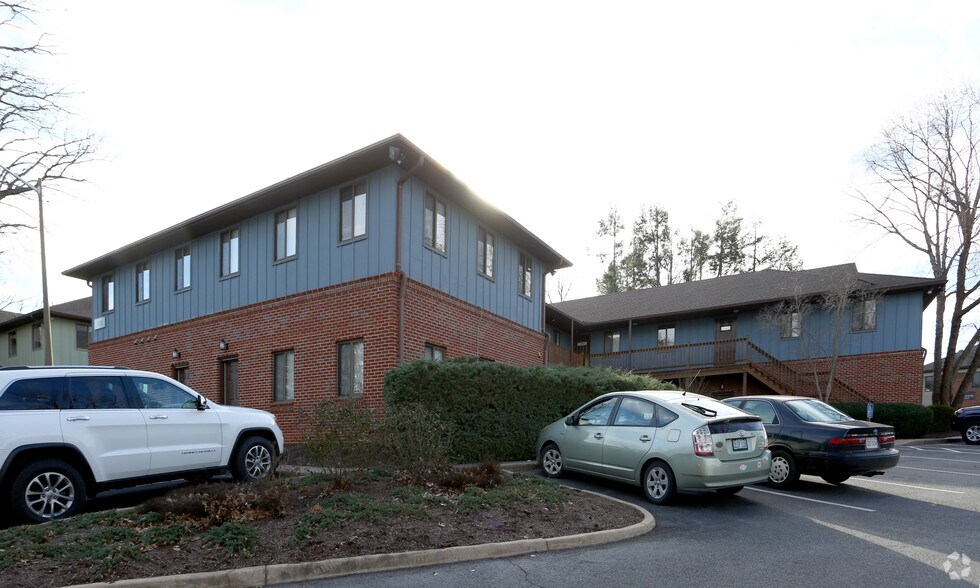 233 Hydraulic Ridge Rd, Charlottesville, VA à louer - Photo du bâtiment - Image 3 de 5