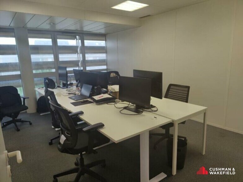 Office in Bordeaux for lease - Interior Photo - Image 3 of 5