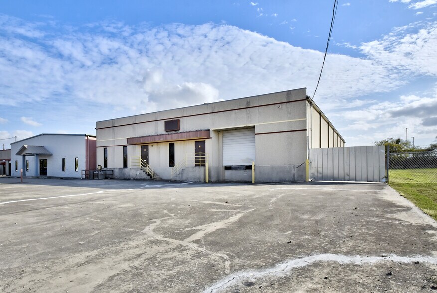 4930 Center Park Blvd, San Antonio, TX for lease - Building Photo - Image 3 of 17