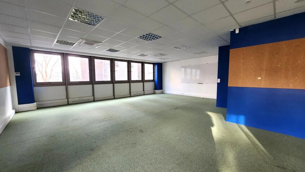 Office in Boulogne-Billancourt for lease - Building Photo - Image 3 of 6
