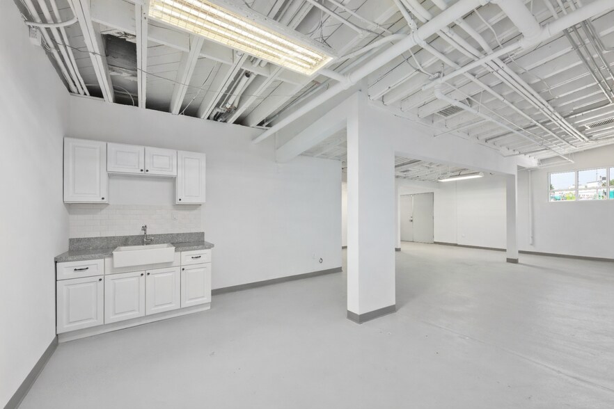11751 Mississippi, Los Angeles, CA à vendre - Photo du bâtiment - Image 3 de 29