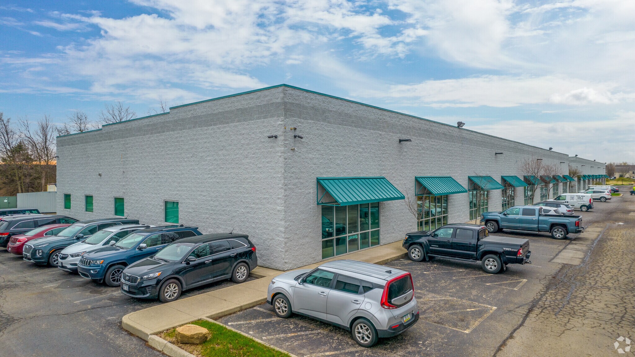 2402-2426 Advanced Business Center Dr, Columbus, OH à louer Photo principale- Image 1 de 8