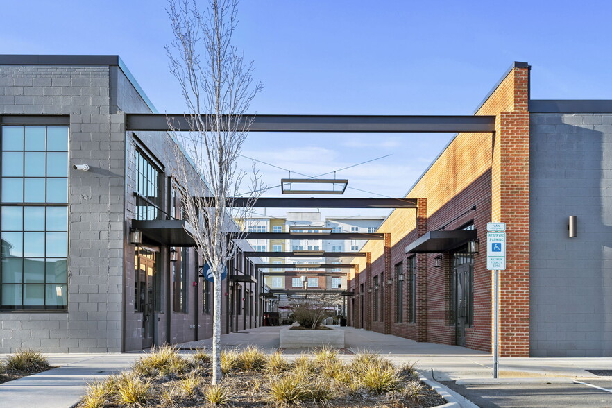 2001 W Morehead St, Charlotte, NC à louer - Photo du bâtiment - Image 2 de 4