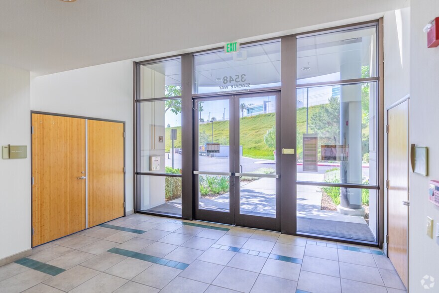 3548 Seagate Way, Oceanside, CA à louer - Hall d’entrée - Image 3 de 7
