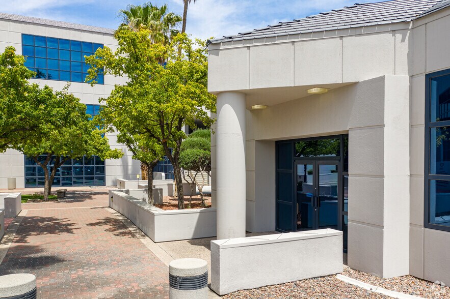 3340 W Sahara Ave, Las Vegas, NV à vendre - Photo du bâtiment - Image 3 de 4