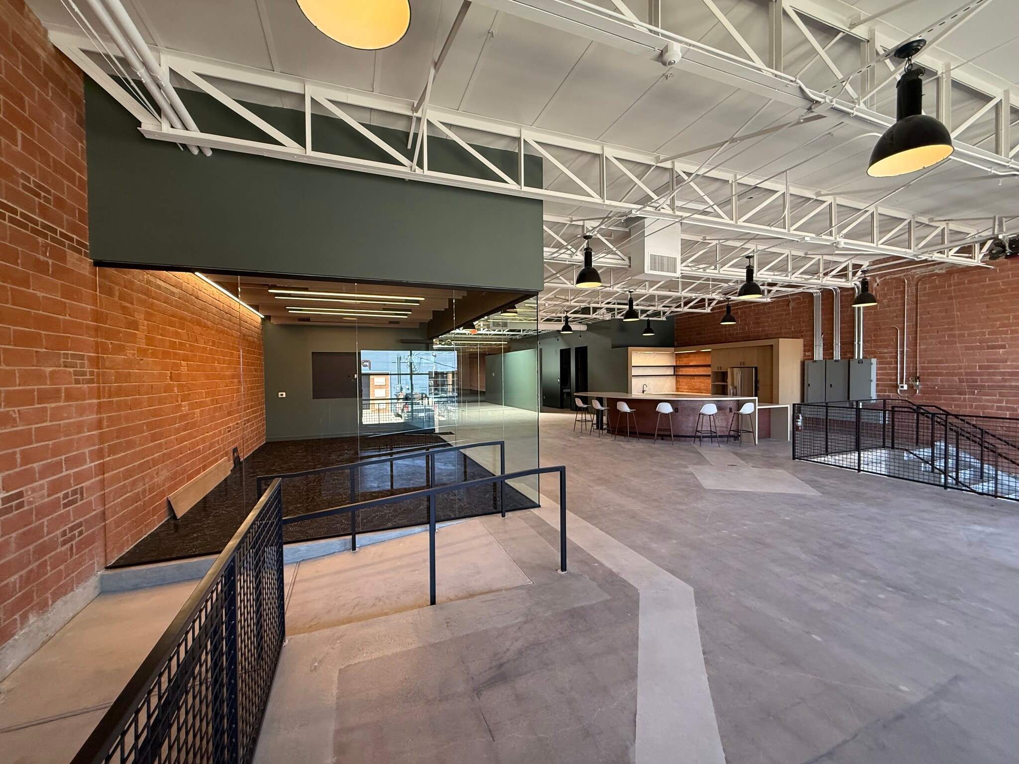 119-127 Manufacturing St, Dallas, TX for lease Interior Photo- Image 1 of 6