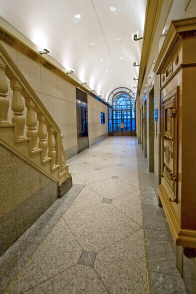 8 W 40th St, New York, NY for lease - Lobby - Image 2 of 4