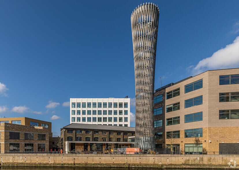 1 Sugar House Ln, Londres à louer - Photo du bâtiment - Image 2 de 104