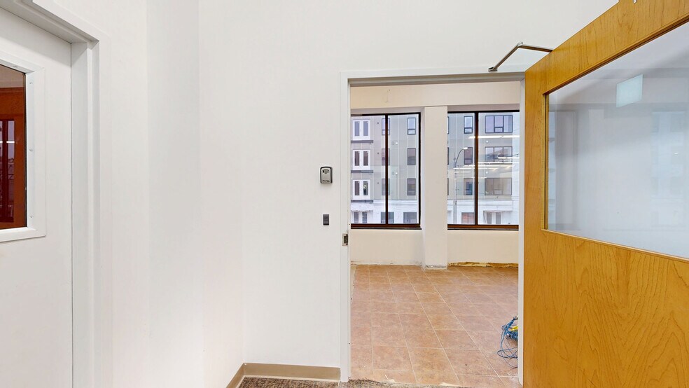 6677-6683 Delmar Blvd, University City, MO à louer - Numérisation 3D de Matterport - Image 3 de 12