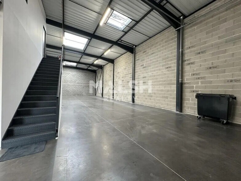 Office in Genas for lease - Interior Photo - Image 2 of 13