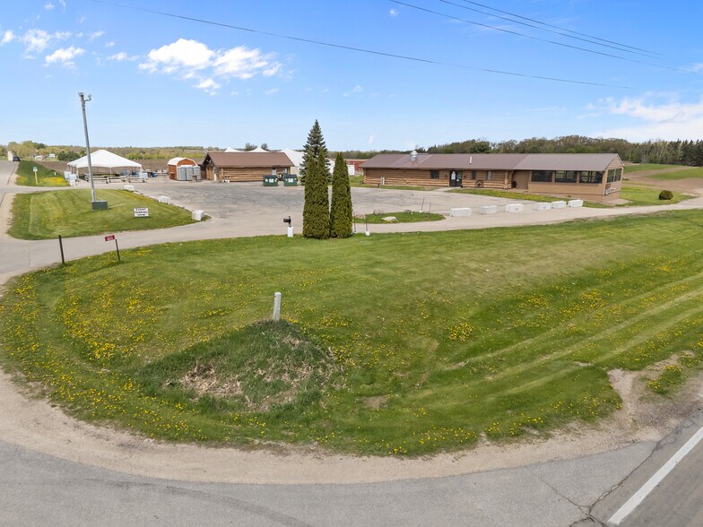 8826 Grams Rd, Ripon, WI à vendre - Photo du bâtiment - Image 2 de 44