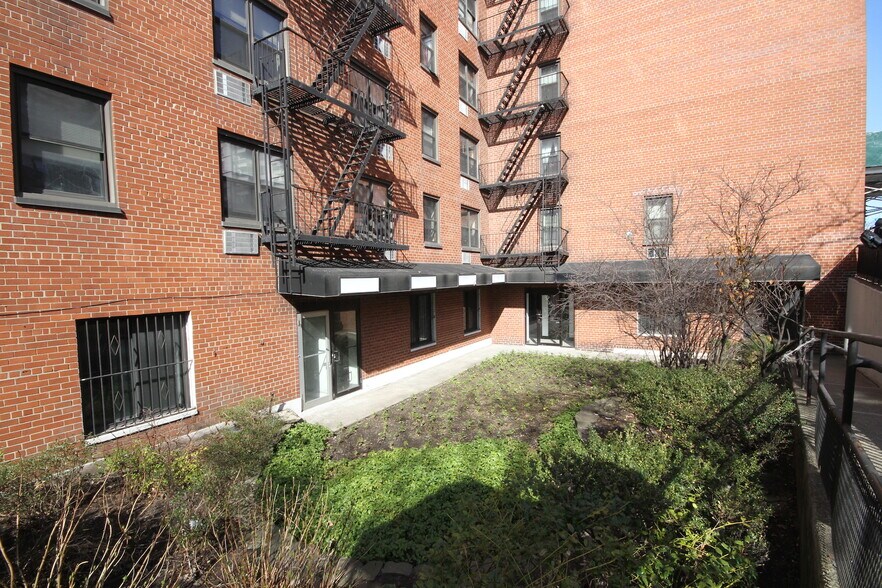 4260 Main St, Flushing, NY à louer - Photo du bâtiment - Image 2 de 8
