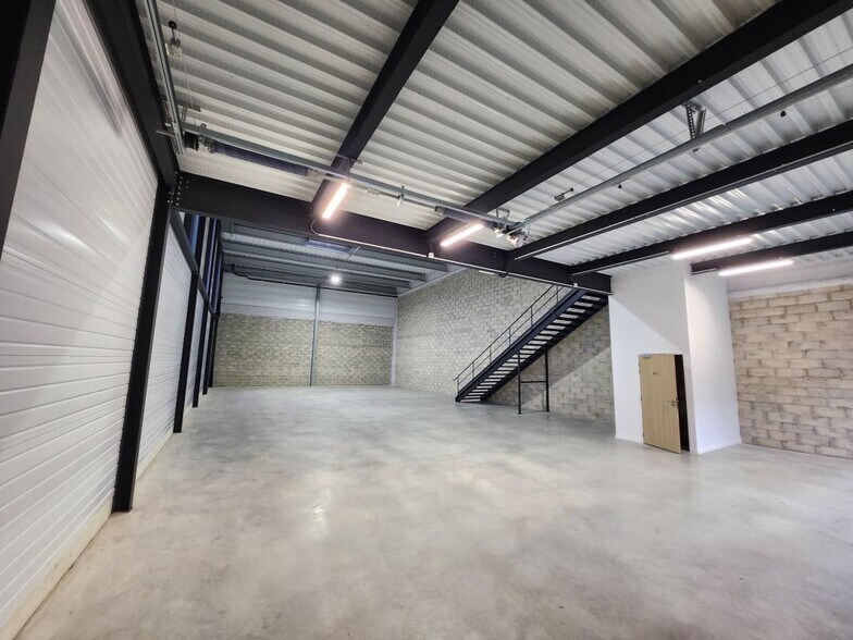 Flex in Éragny for lease - Building Photo - Image 3 of 8