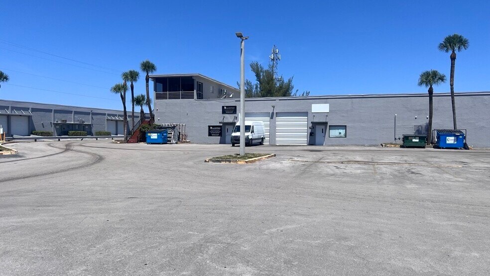 7705-7735 NW 75th Ave, Medley, FL à louer - Photo du bâtiment - Image 2 de 4