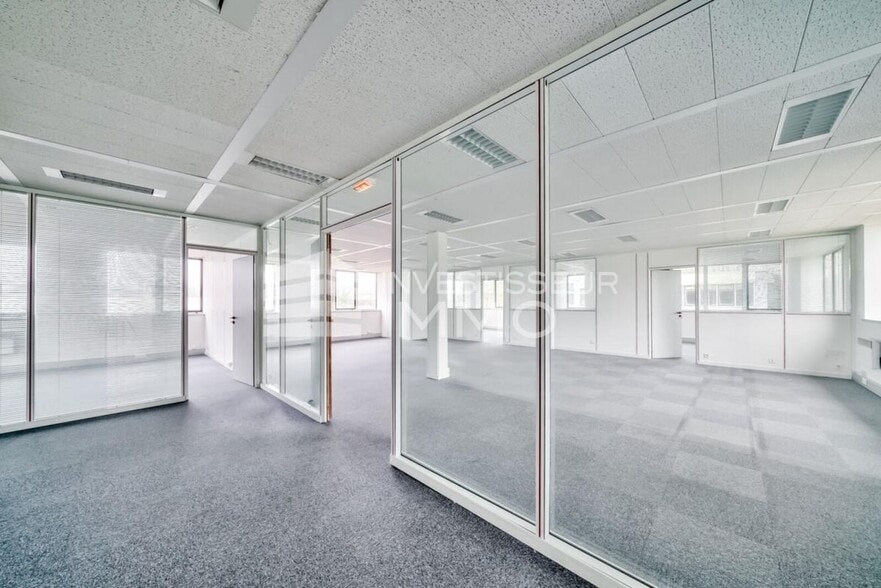 Office in Saint Thibault Des Vignes for lease - Interior Photo - Image 1 of 6