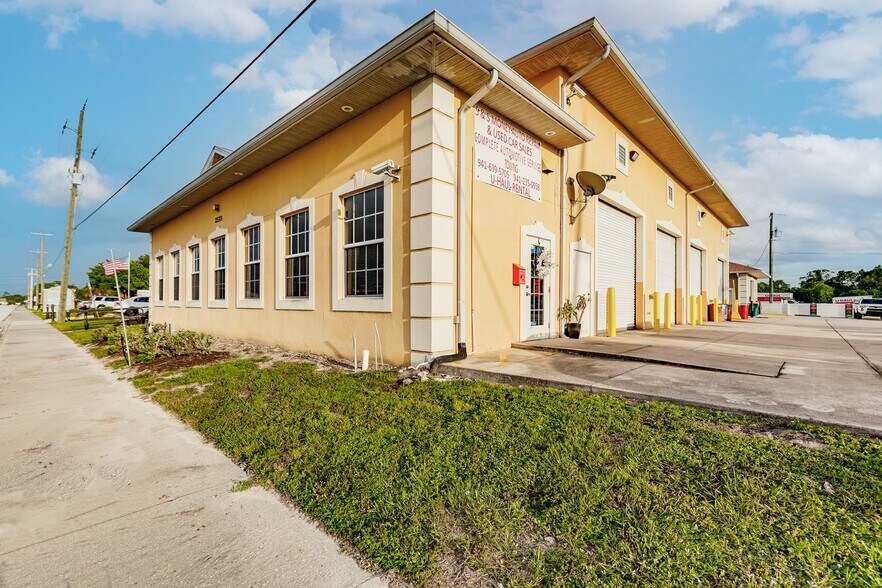 23371 Harborview Rd, Port Charlotte, FL à vendre - Photo du bâtiment - Image 3 de 9