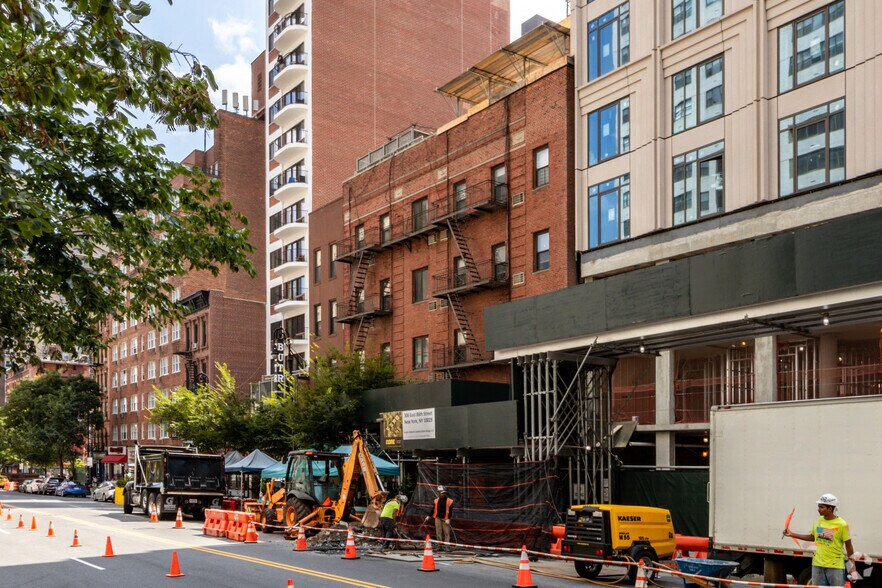 320 E 86th St, New York, NY for lease - Building Photo - Image 2 of 4