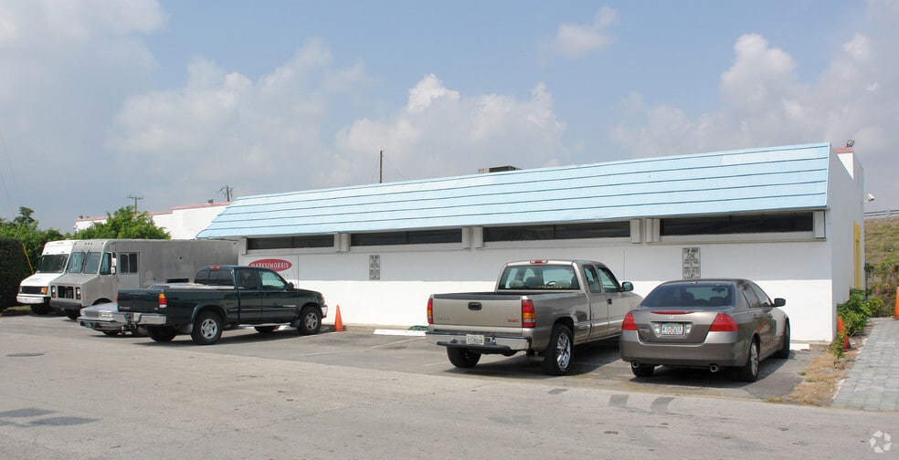 3601 NW 10th Ave, Oakland Park, FL à louer - Photo du bâtiment - Image 2 de 6