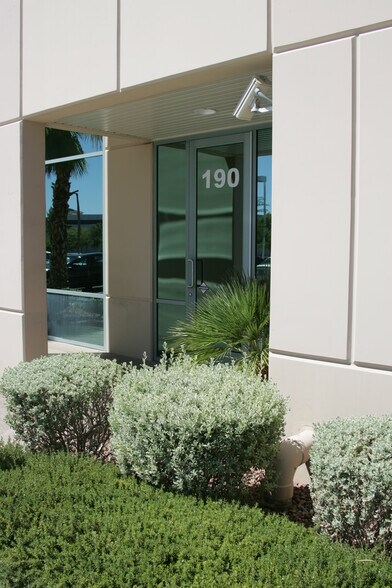 2651 N Crimson Canyon Dr, Las Vegas, NV à louer - Photo du bâtiment - Image 2 de 5